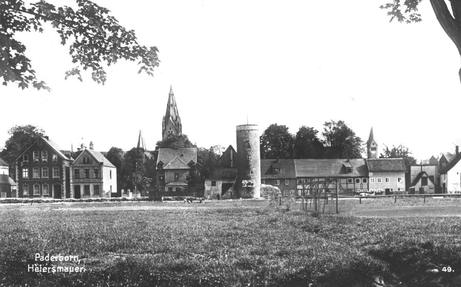 Die Spielfelder des SV 13 Paderborn (links) und der DJK Paderborn (rechts) auf dem heutigen Maspernplatz mit Blick auf den Paderborner Dom, 1920er Jahre (Stadt- und Kreisarchiv Paderborn)